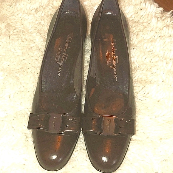 SALVATORE FERRAGAMO 9 BROWN LEATHER CROCODILE EMBOSSED SIGNATURE VARA BOW PUMPS - Picture 7 of 13